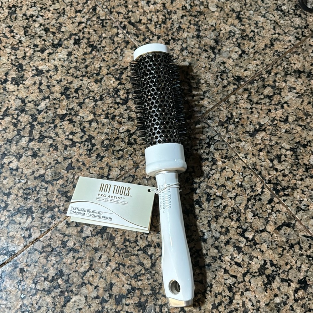 NEW WITH TAGS HOT TOOLS PRO ARTIST TEXTURED BLOWOUT 1” ROUND BRUSH